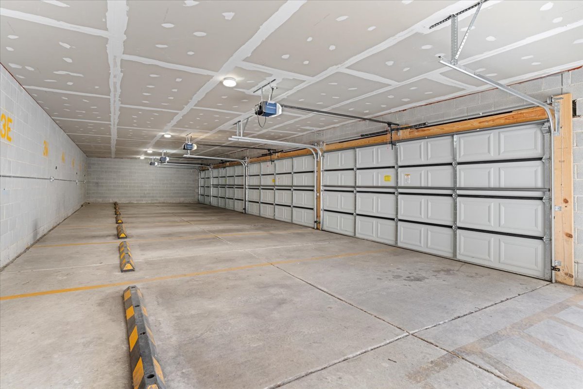 3653 W Barry Avenue Unit: 4W