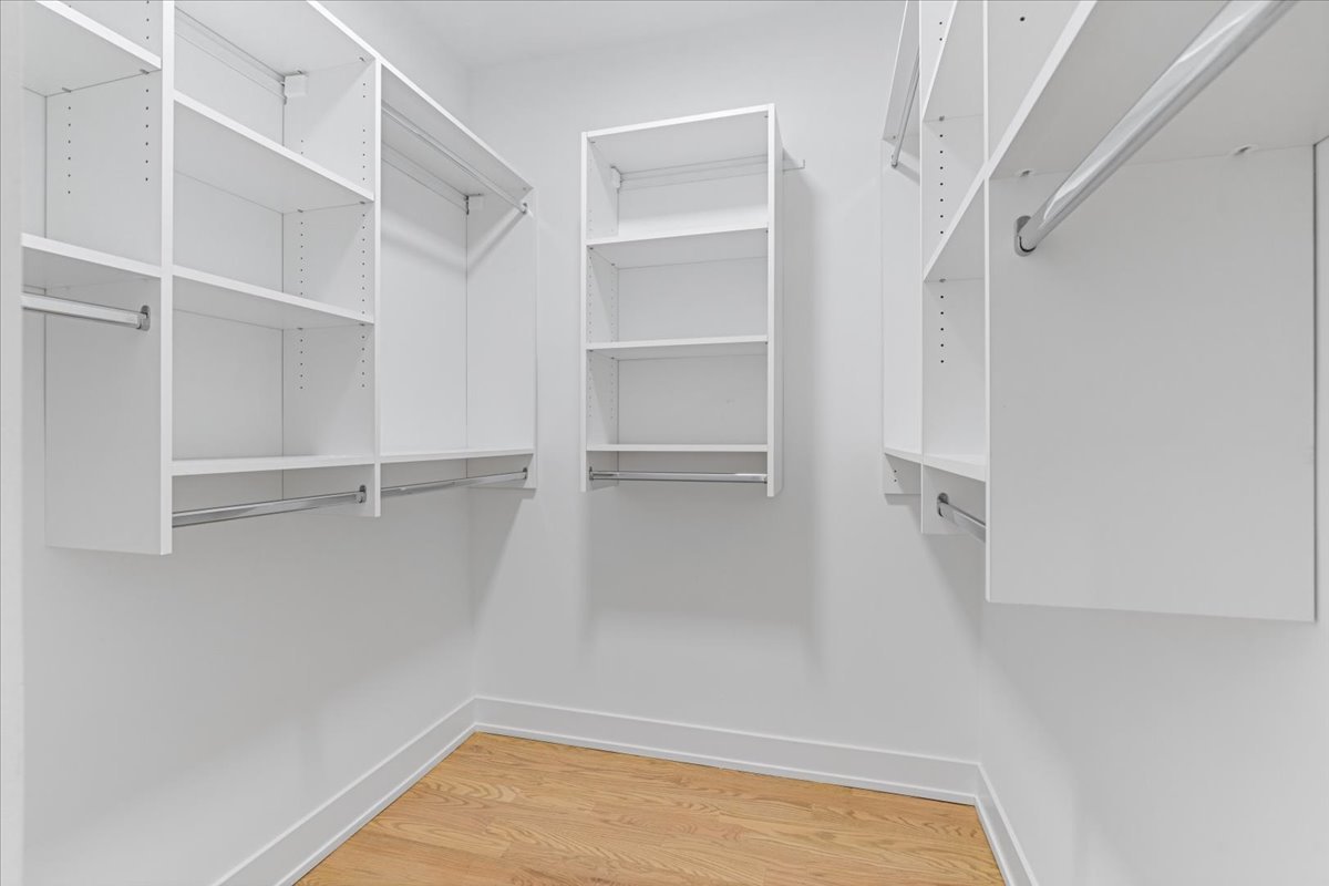 3653 W Barry Avenue Unit: 4W