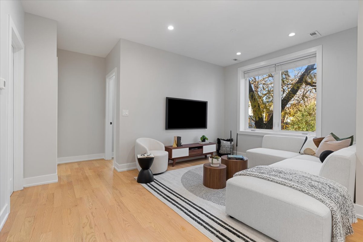 3653 W Barry Avenue Unit: 4W