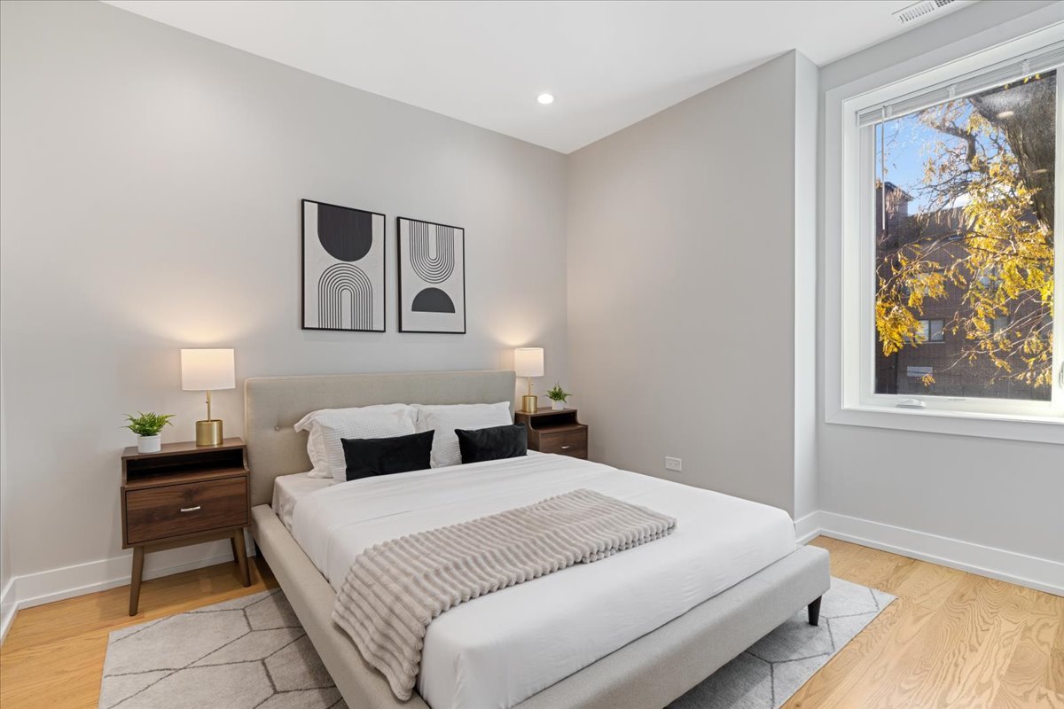 3653 W Barry Avenue Unit: 4W