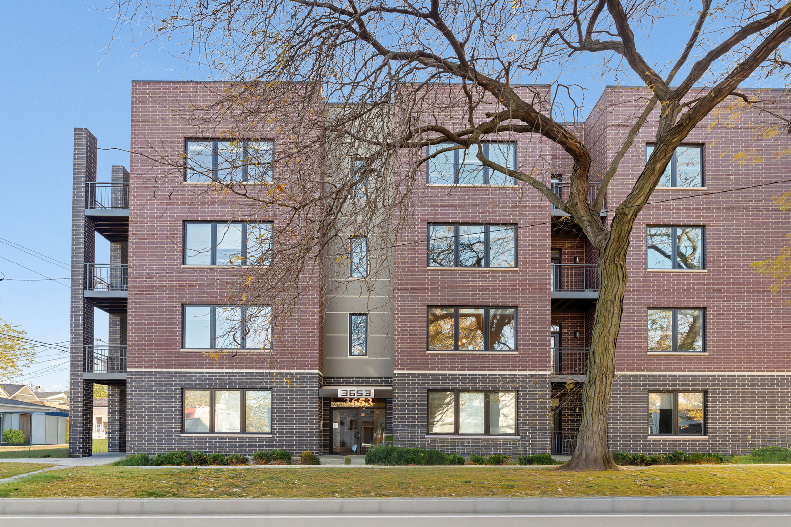 3653 W Barry Avenue Unit: 2W
