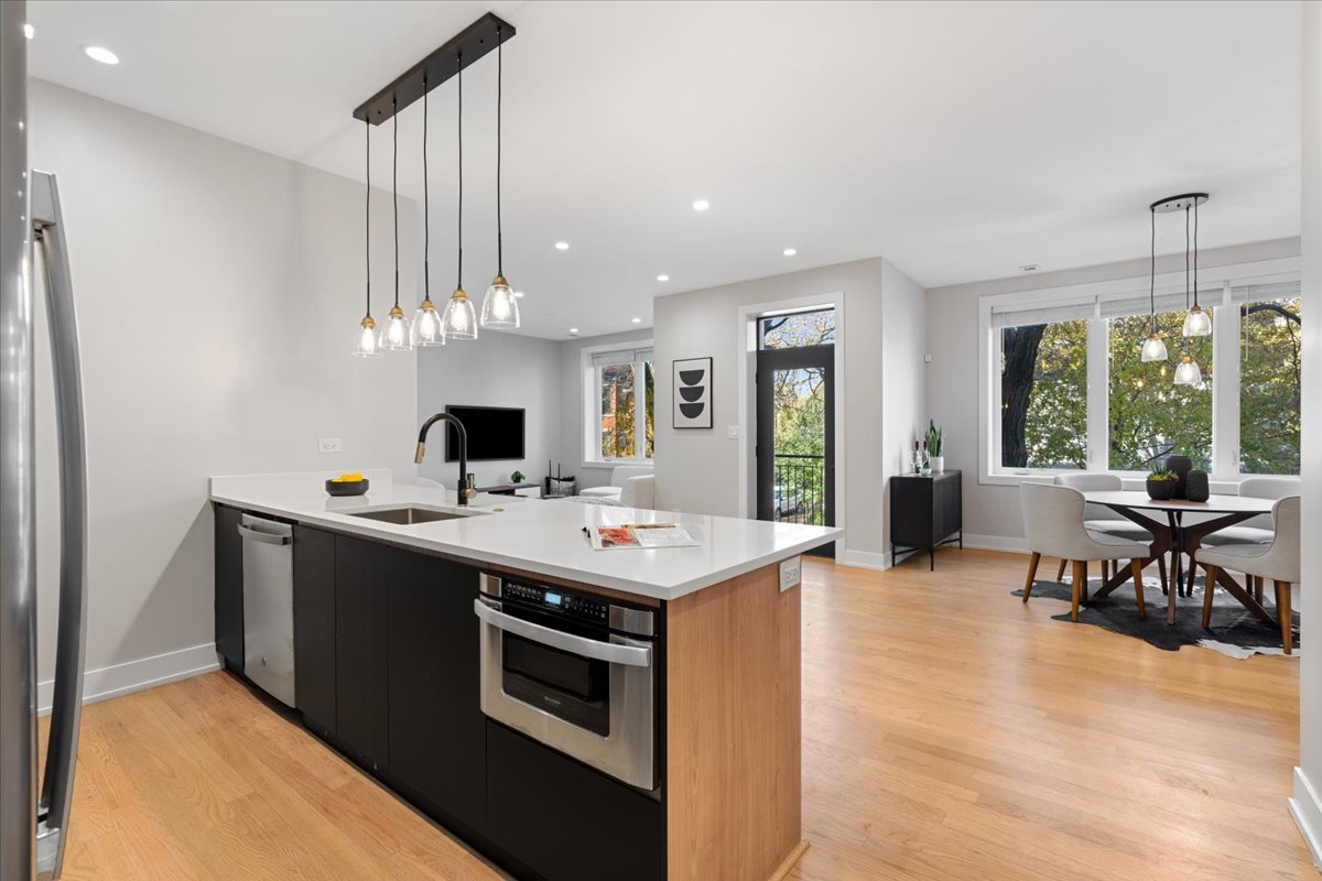 3653 W Barry Avenue Unit: 2W