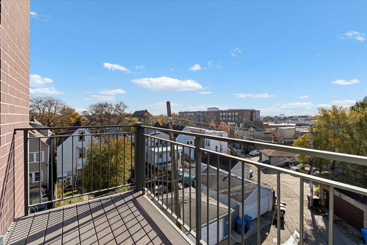 3653 W Barry Avenue Unit: 4E