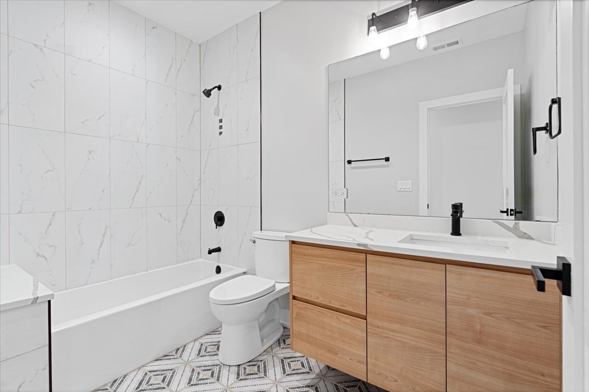 3653 W Barry Avenue Unit: 4E