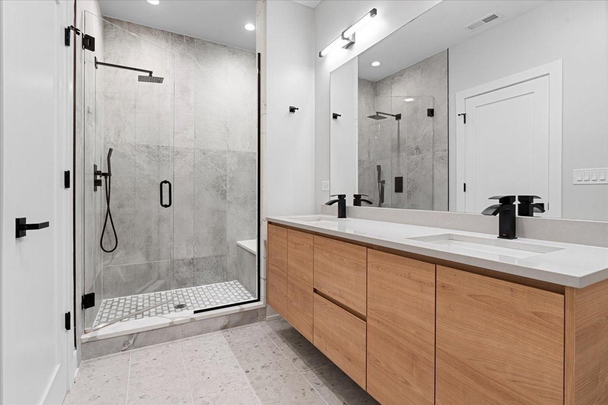 3653 W Barry Avenue Unit: 1E