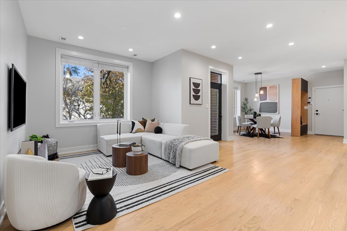 3653 W Barry Avenue Unit: 3W