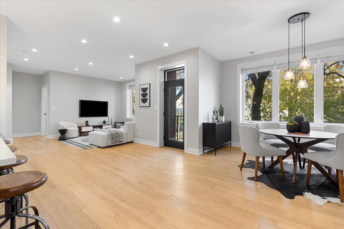 3653 W Barry Avenue Unit: 3W