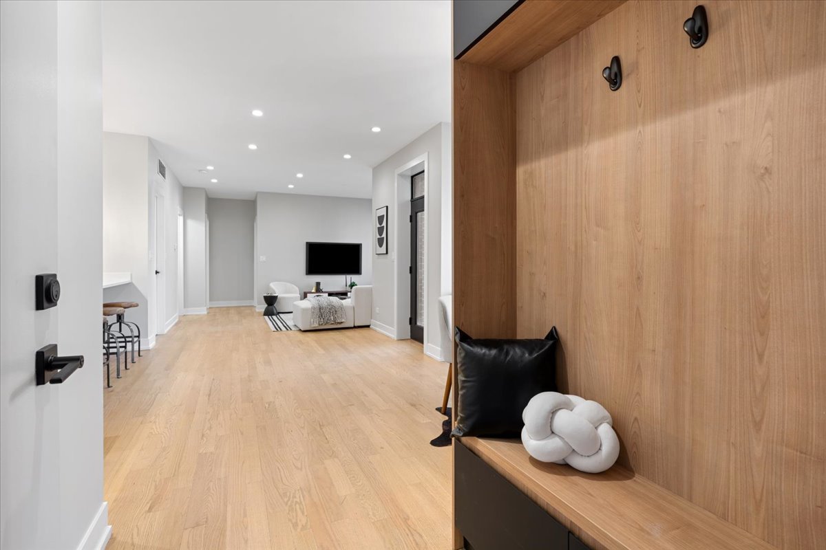 3653 W Barry Avenue Unit: 3W