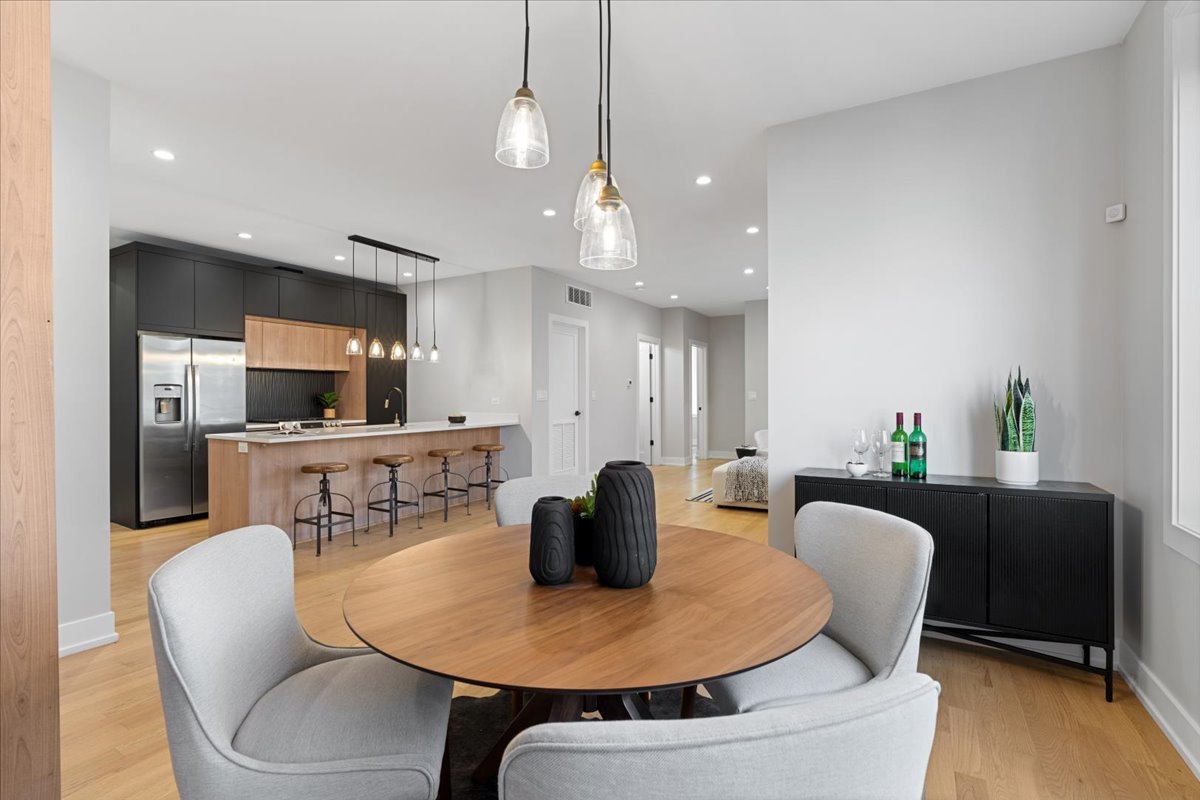 3653 W Barry Avenue Unit: 3W