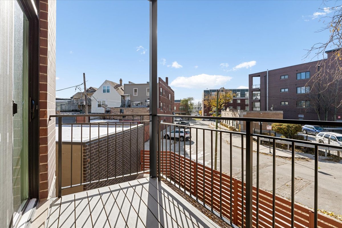 3653 W Barry Avenue Unit: 3W