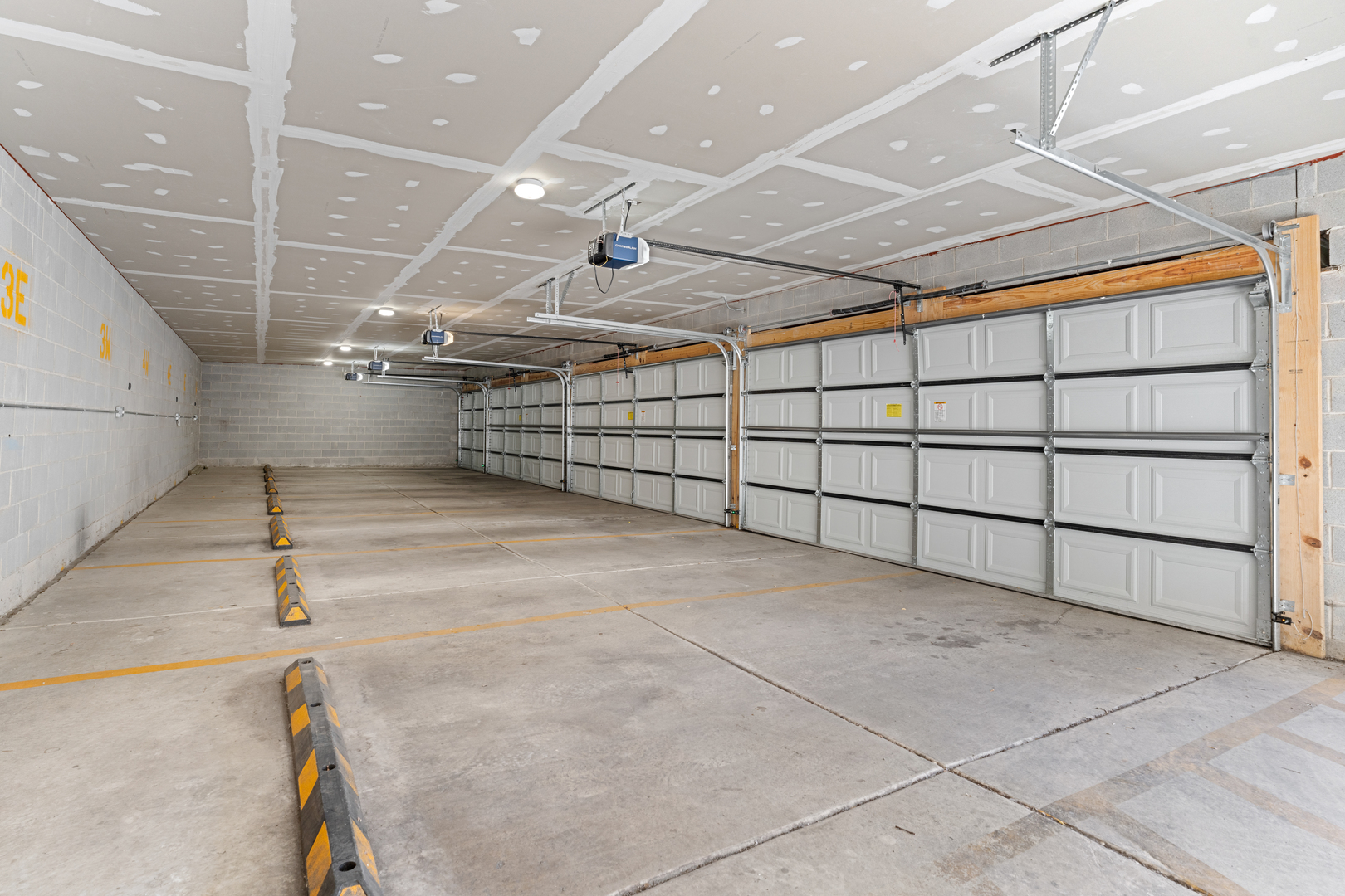 3653 W Barry Avenue Unit: 3E