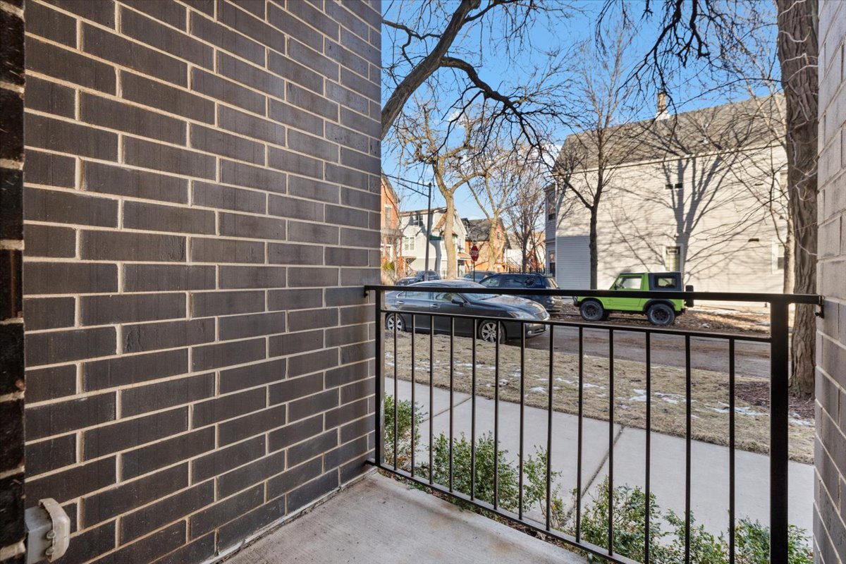 3653 W Barry Avenue Unit: 1W