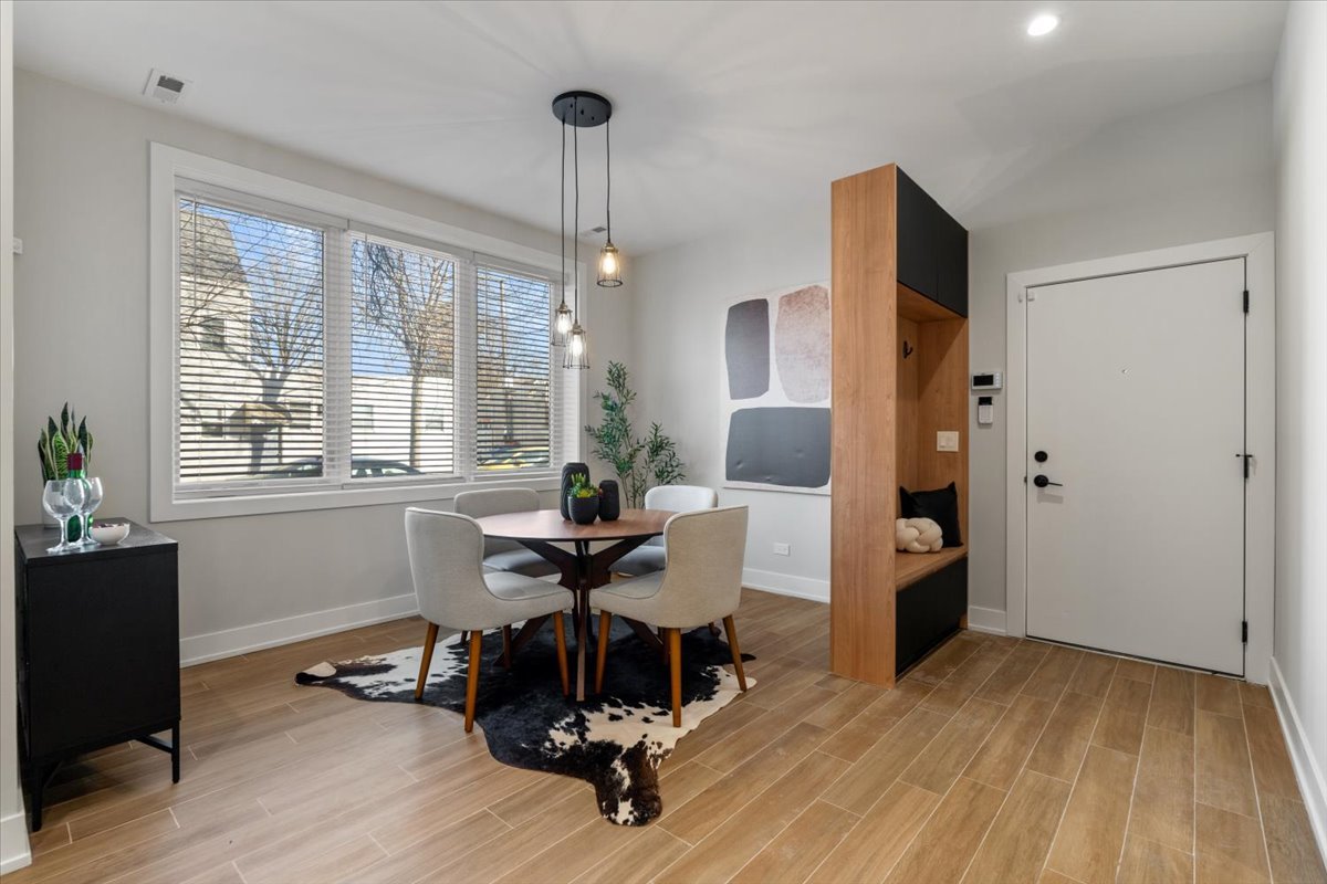 3653 W Barry Avenue Unit: 1W