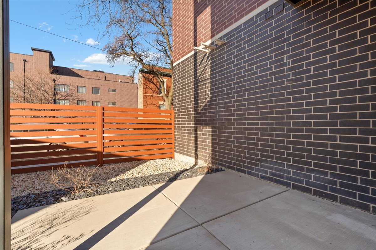 3653 W Barry Avenue Unit: 1W