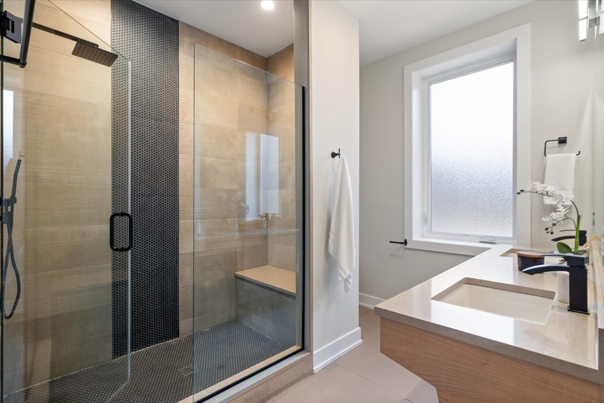 3653 W Barry Avenue Unit: 1W