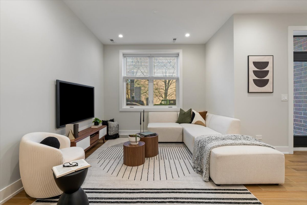 3653 W Barry Avenue Unit: 1W