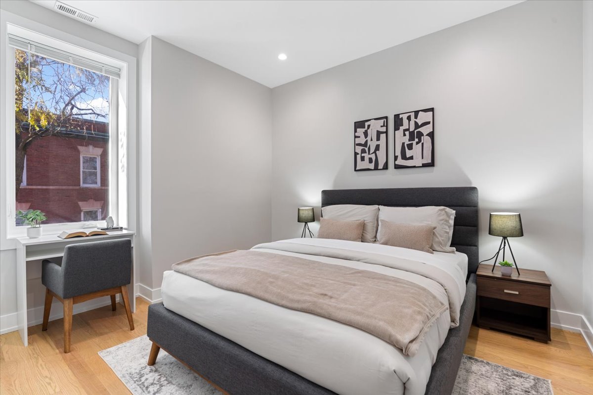 3653 W Barry Avenue Unit: 1W