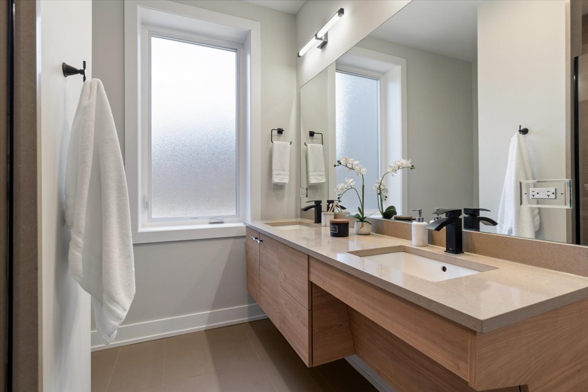 3653 W Barry Avenue Unit: 1W