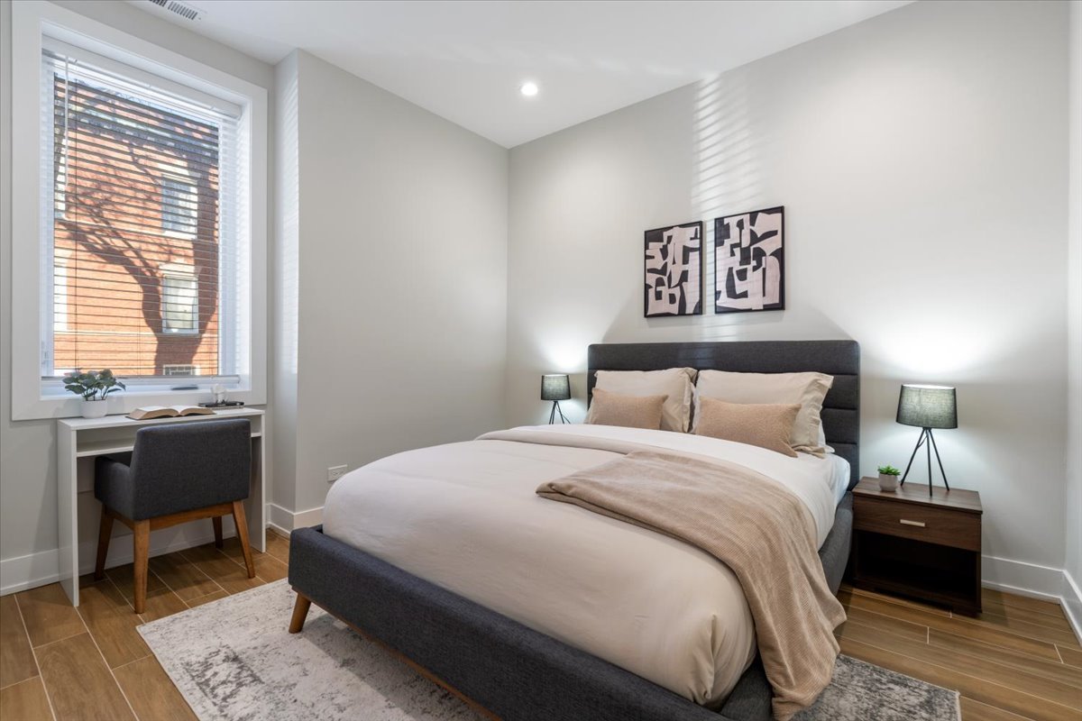 3653 W Barry Avenue Unit: 1W