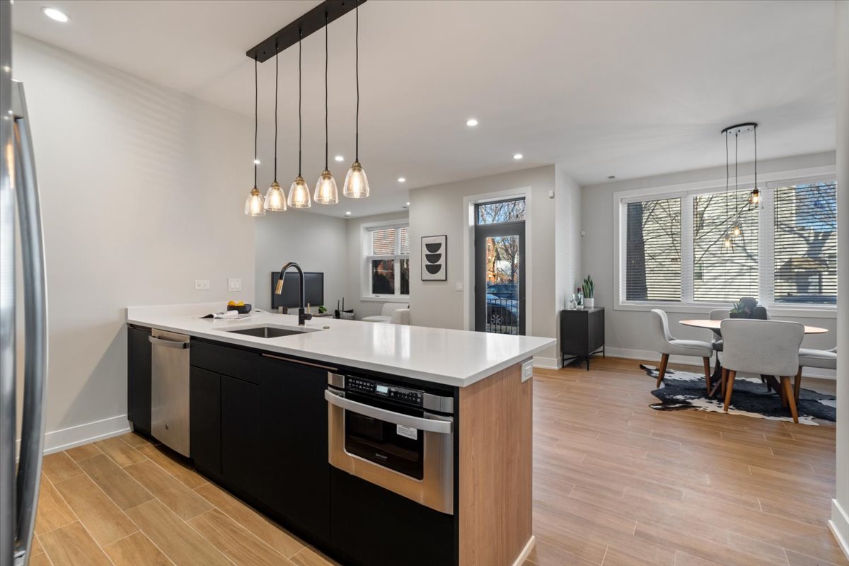 3653 W Barry Avenue Unit: 1W