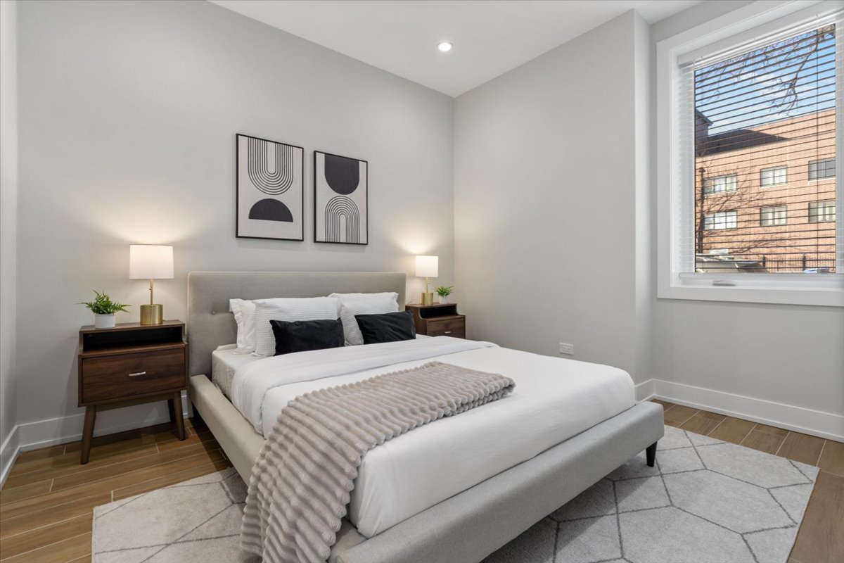 3653 W Barry Avenue Unit: 1W