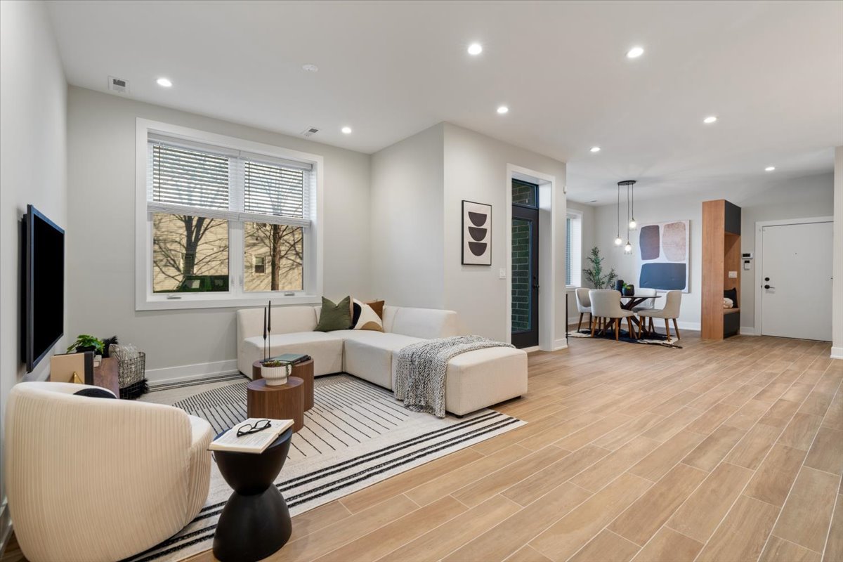 3653 W Barry Avenue Unit: 1W