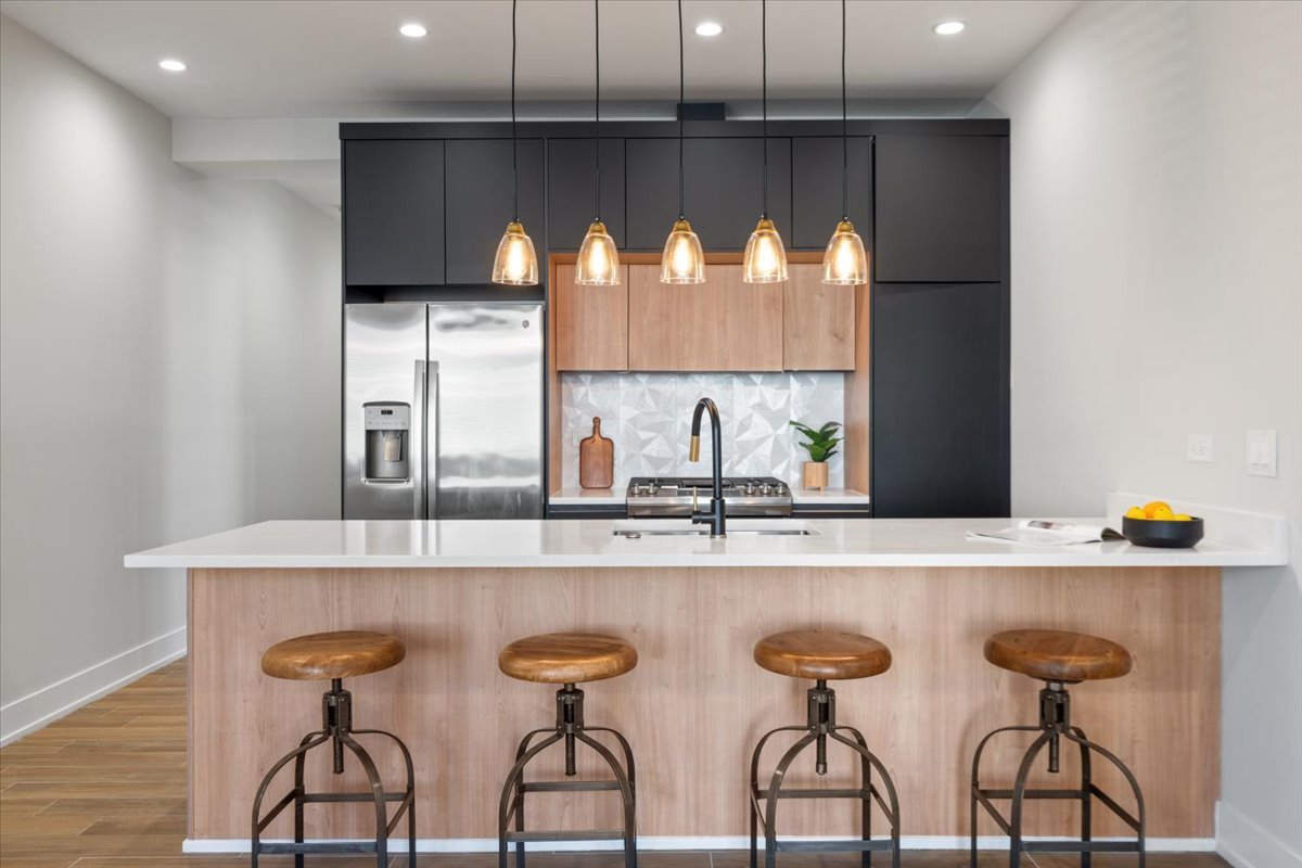 3653 W Barry Avenue Unit: 1W