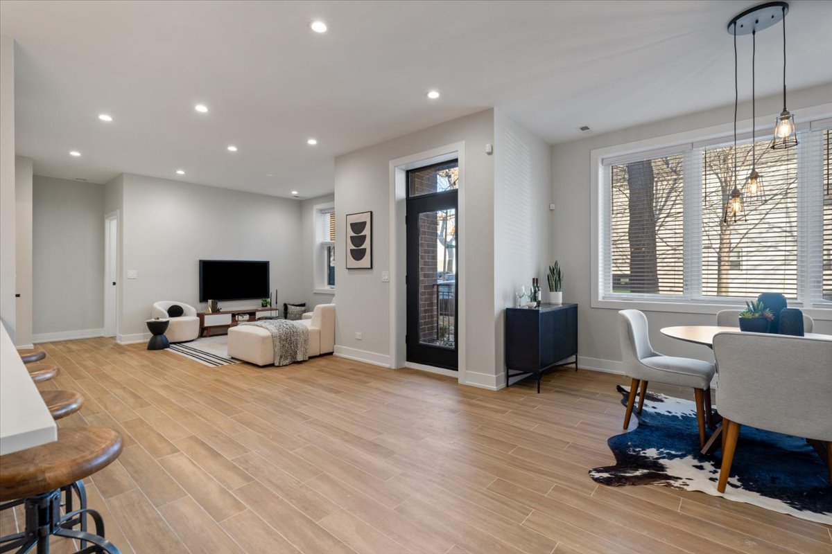 3653 W Barry Avenue Unit: 1W