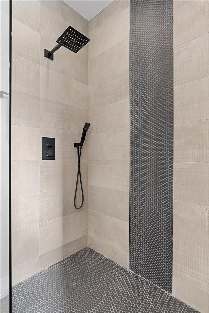 3653 W Barry Avenue Unit: 1W