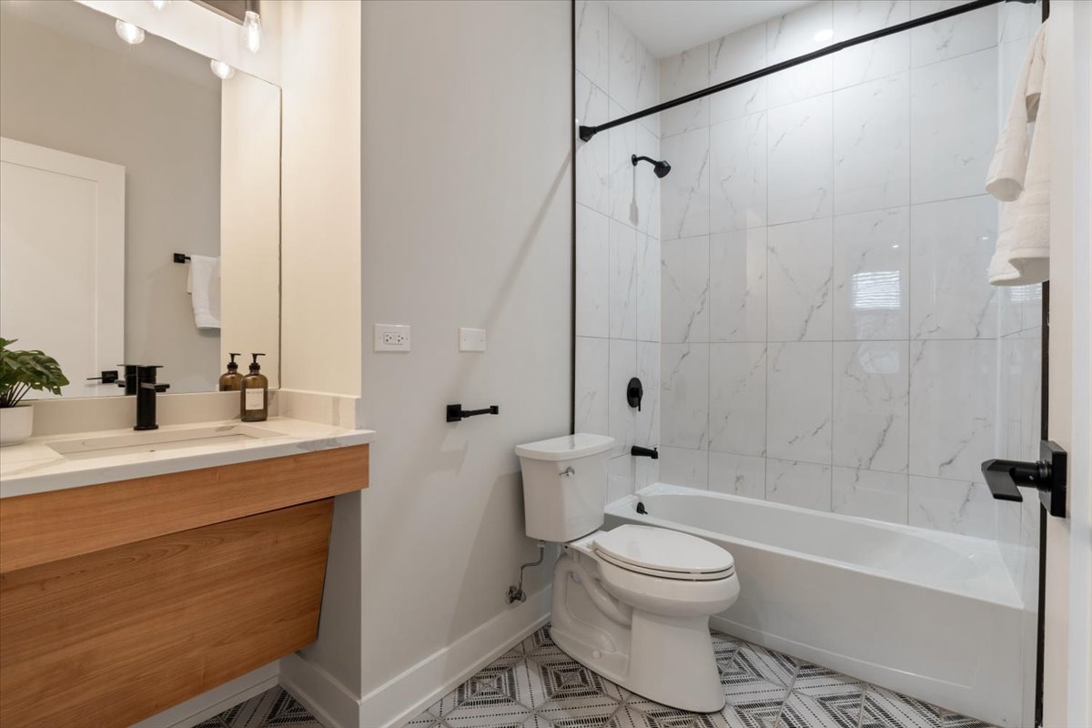 3653 W Barry Avenue Unit: 1W