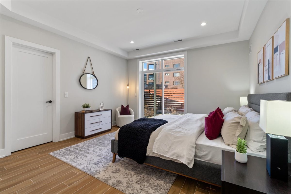 3653 W Barry Avenue Unit: 1W