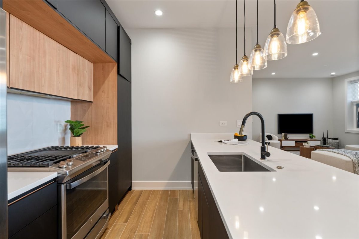 3653 W Barry Avenue Unit: 1W