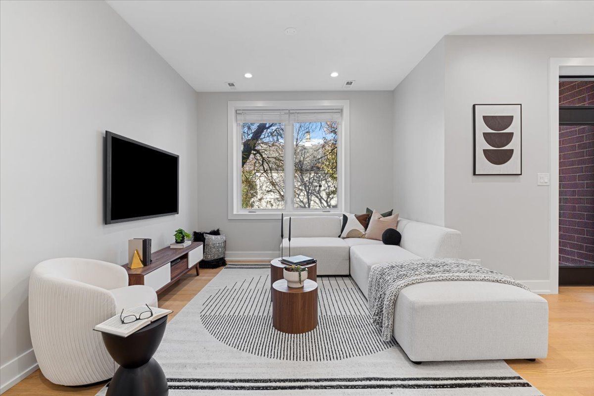 3653 W Barry Avenue Unit: 1W