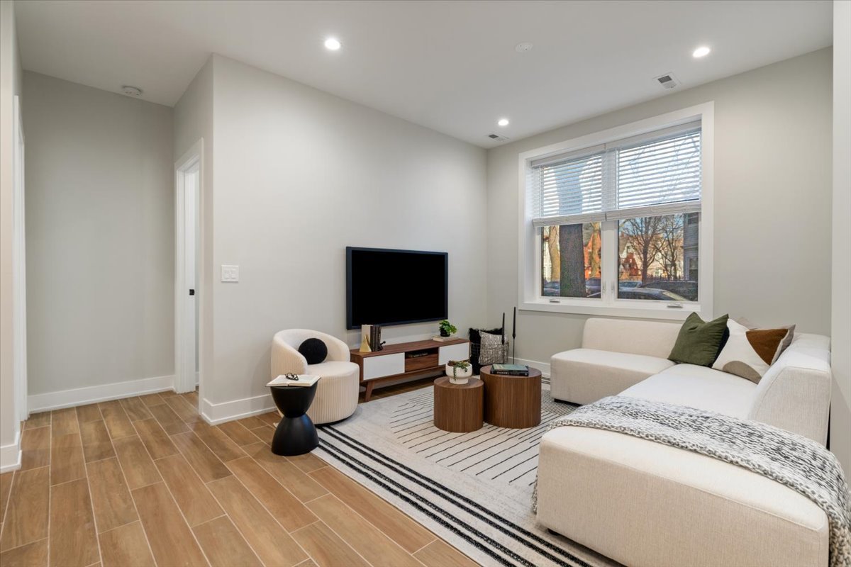 3653 W Barry Avenue Unit: 1W