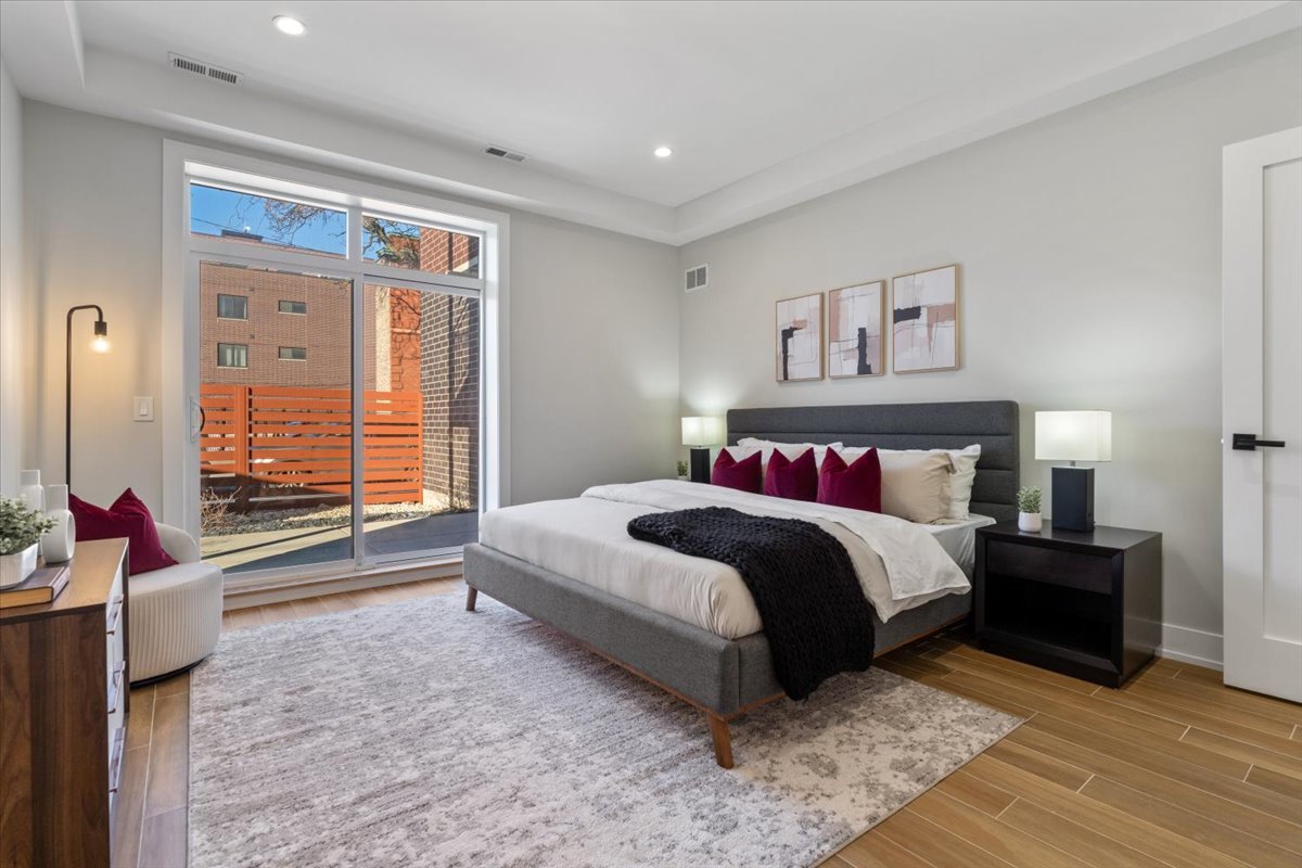 3653 W Barry Avenue Unit: 1W