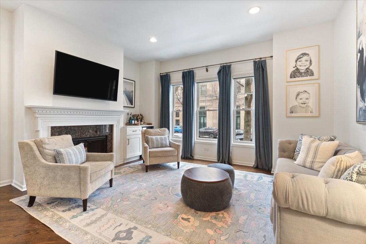 1310 W Fletcher Street Unit: 1E