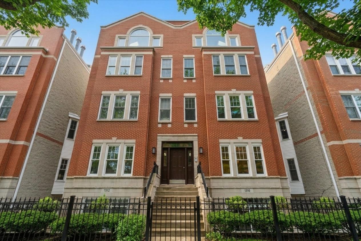 1310 W Fletcher Street Unit: 1E