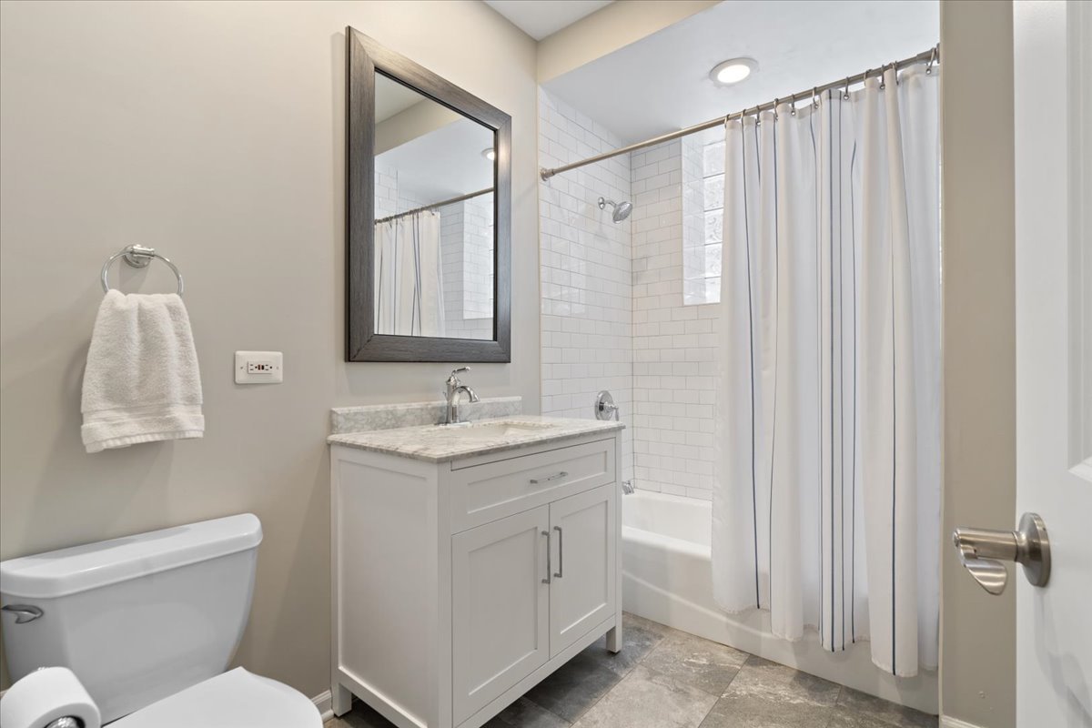 1310 W Fletcher Street Unit: 1E