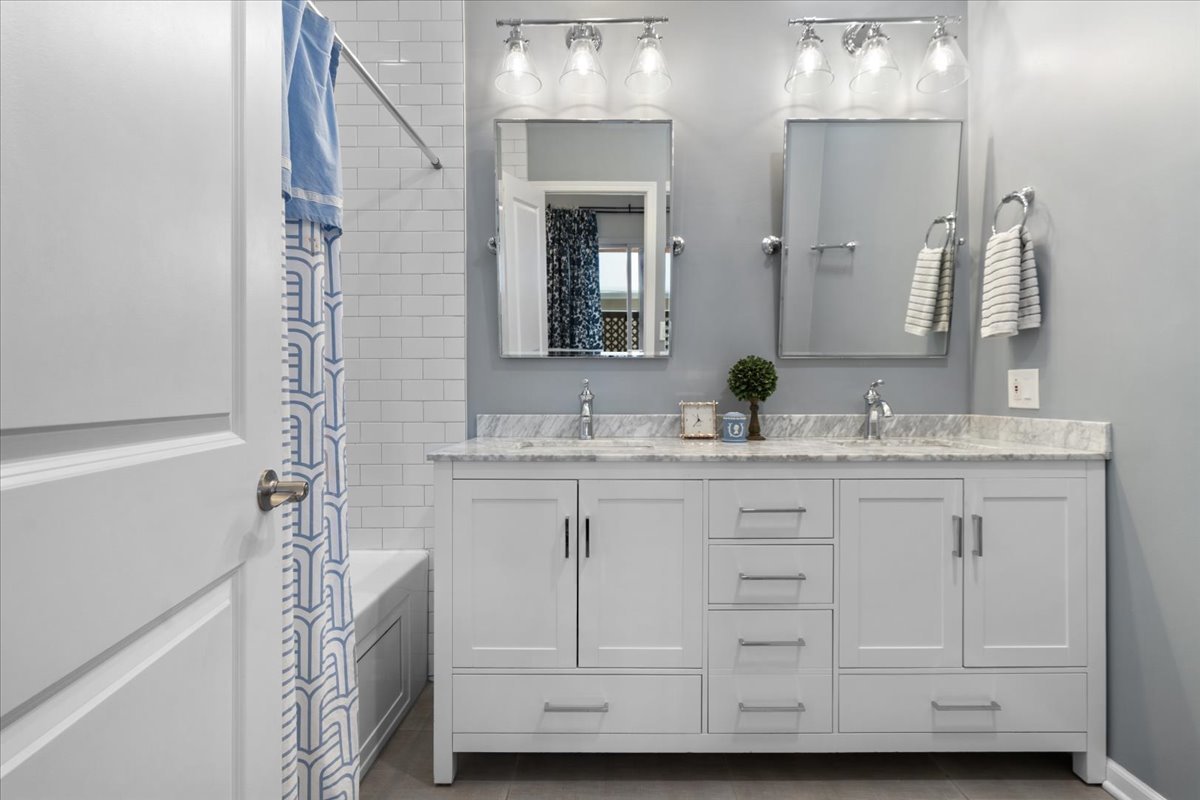 1310 W Fletcher Street Unit: 1E