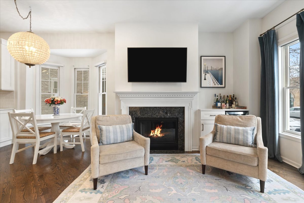 1310 W Fletcher Street Unit: 1E