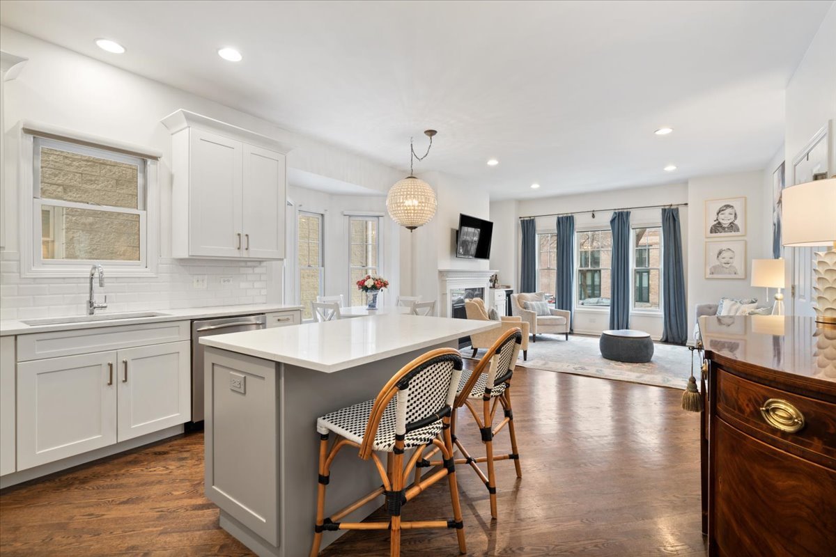 1310 W Fletcher Street Unit: 1E