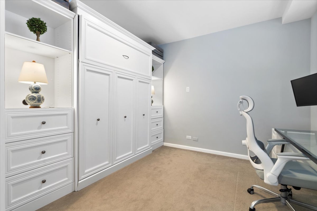 1310 W Fletcher Street Unit: 1E