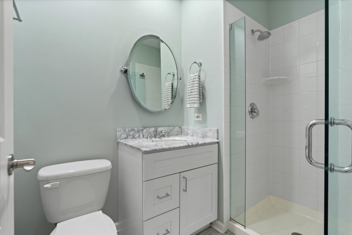 1310 W Fletcher Street Unit: 1E