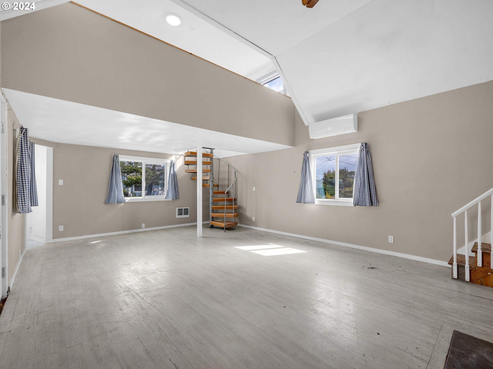211 10TH AVE