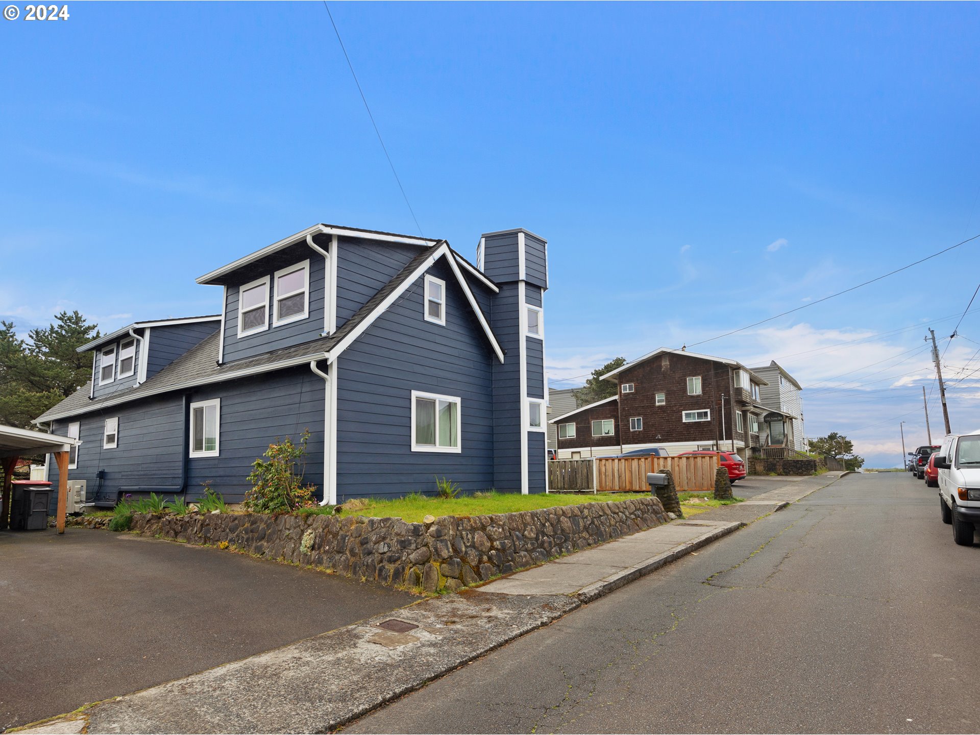 211 10TH AVE