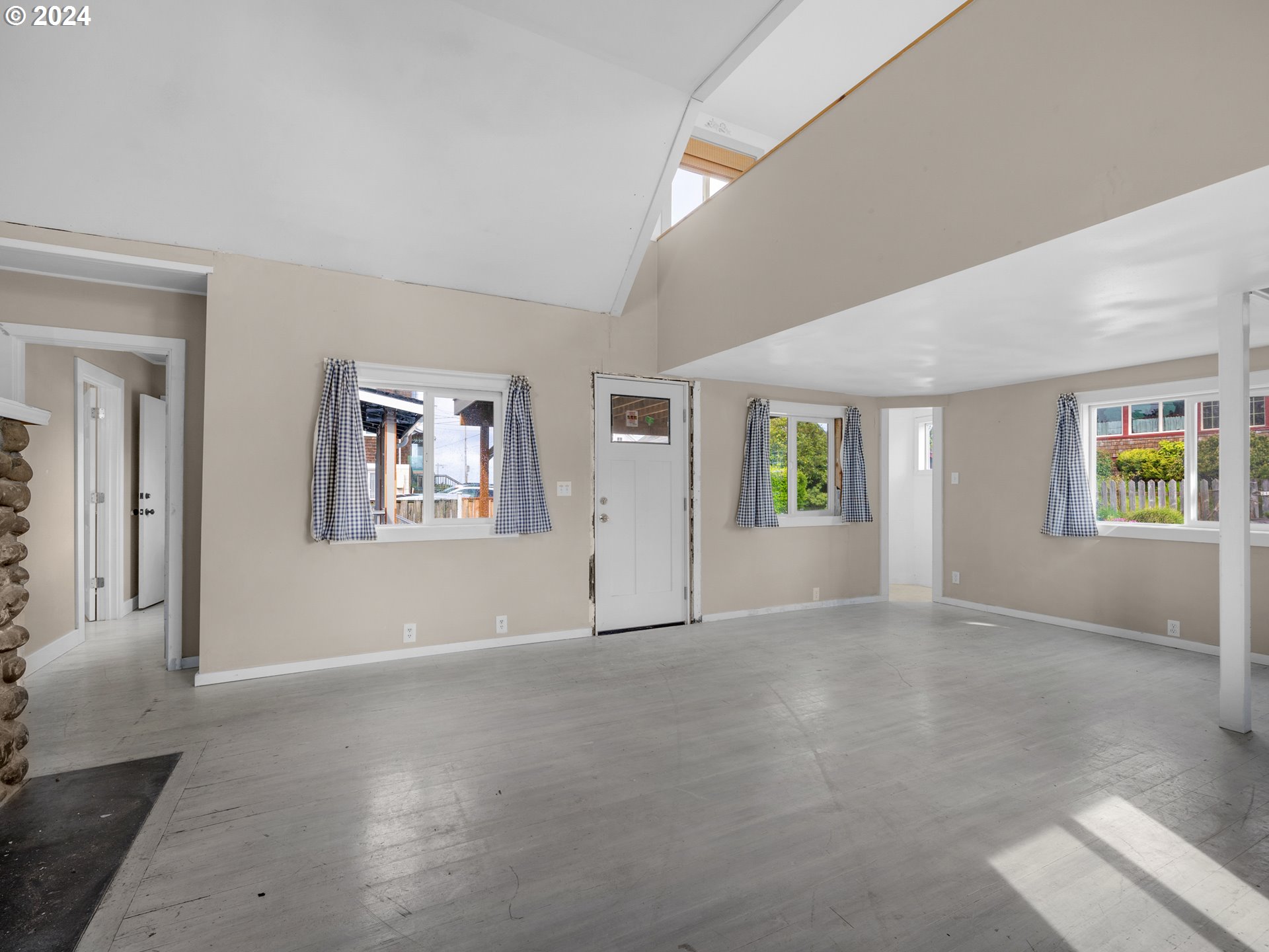 211 10TH AVE