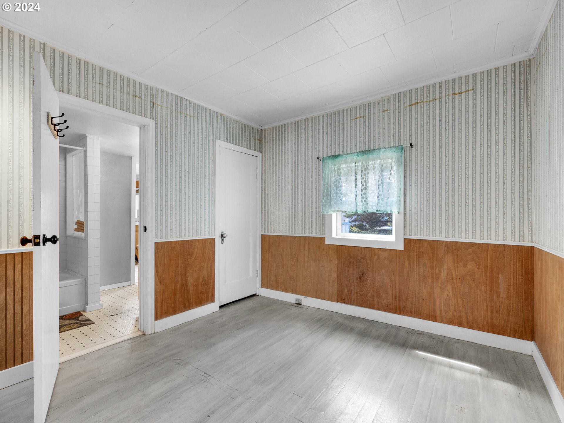 211 10TH AVE