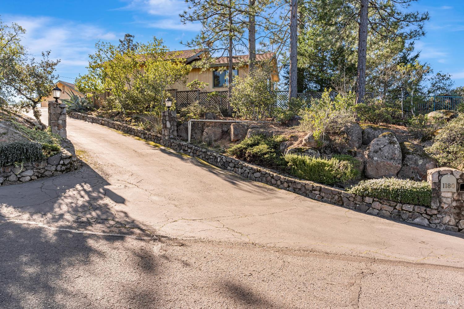 1180 Crestmont Dr