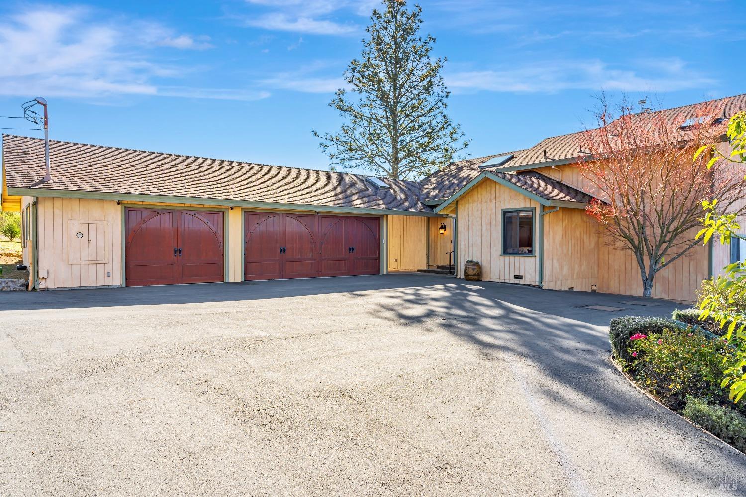 1180 Crestmont Dr