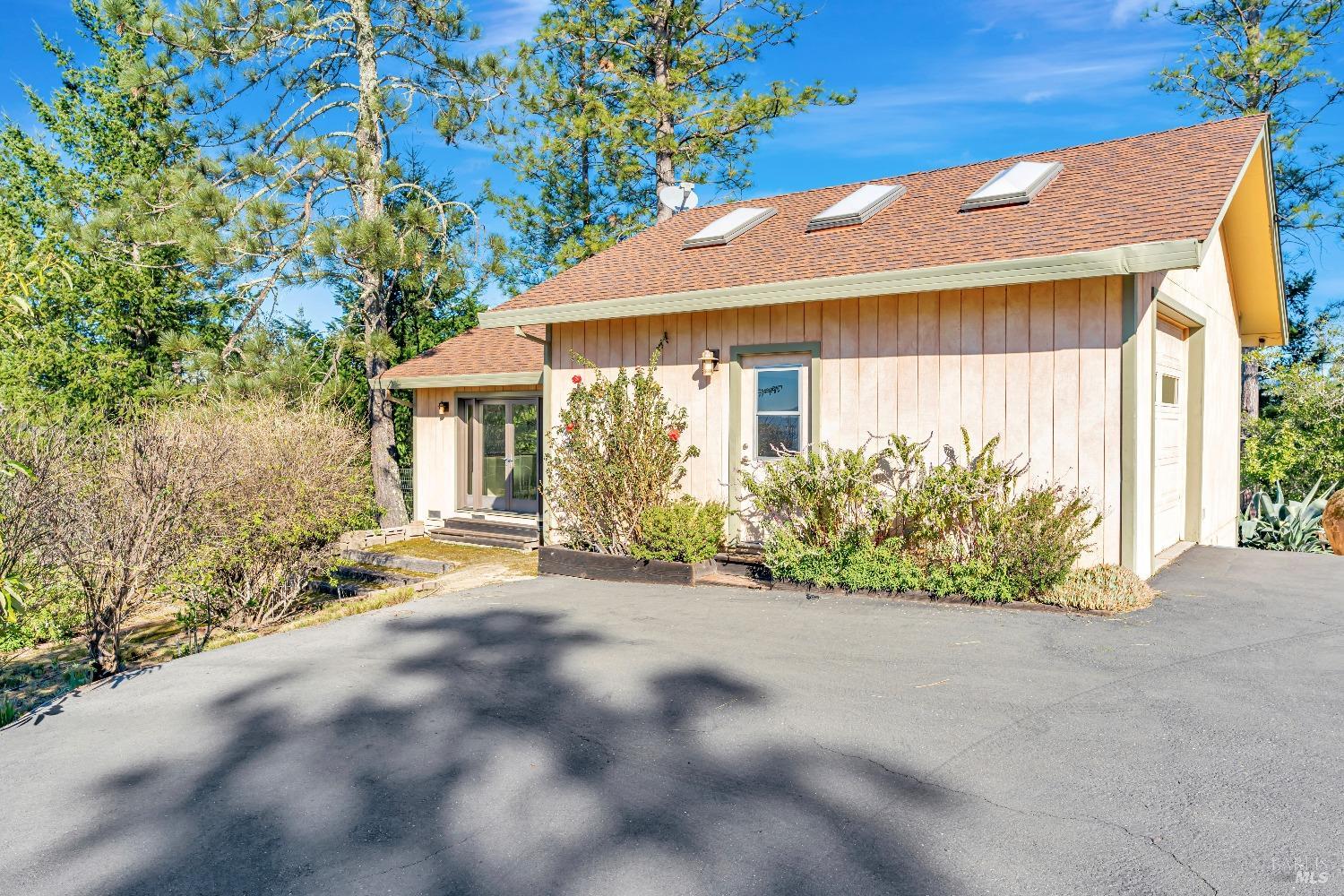 1180 Crestmont Dr